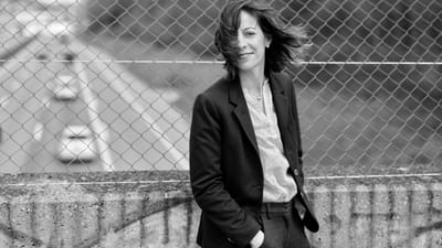Karin Ingold, Professorin für Politikwissenschaft an der Uni Bern, am 1. April 2026 auf einer Brücke über der Autobahn A1 im Bremgartenwald bei Bern.