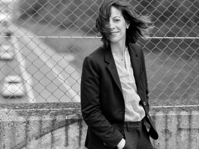 Karin Ingold, Professorin für Politikwissenschaft an der Uni Bern, am 1. April 2026 auf einer Brücke über der Autobahn A1 im Bremgartenwald bei Bern.