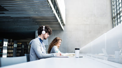 Zwei studierende lernen ein einer Bibliothek