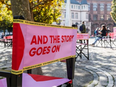 Regiestuhl mit Slogan der Frankfurter Buchmesser 2023 "And the Story goes on".